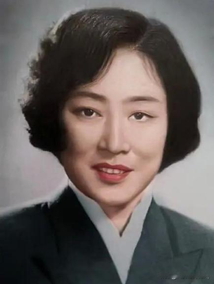 秦腔女演员孟遏云有一个怪癖，从不在公共浴室洗澡，衣服总是扣得紧紧的。旁人取笑她，