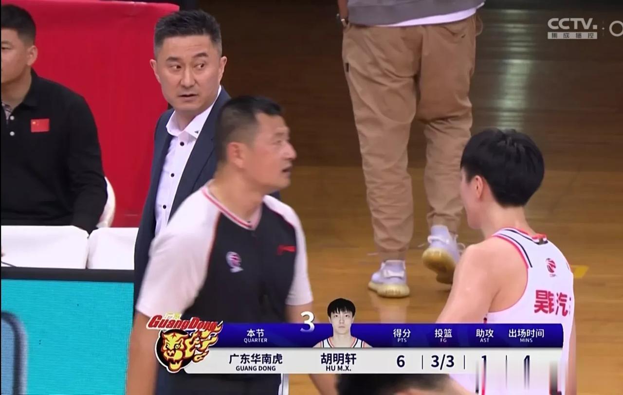 胡明轩关键篮板，广东男篮111-109险胜青岛男篮！！！
布鲁克斯:29分5篮板