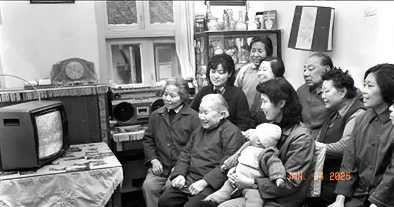 80年代
在一户居民家里，男女少幼围坐在一起观看电视节目。现在这种场景基本上是看