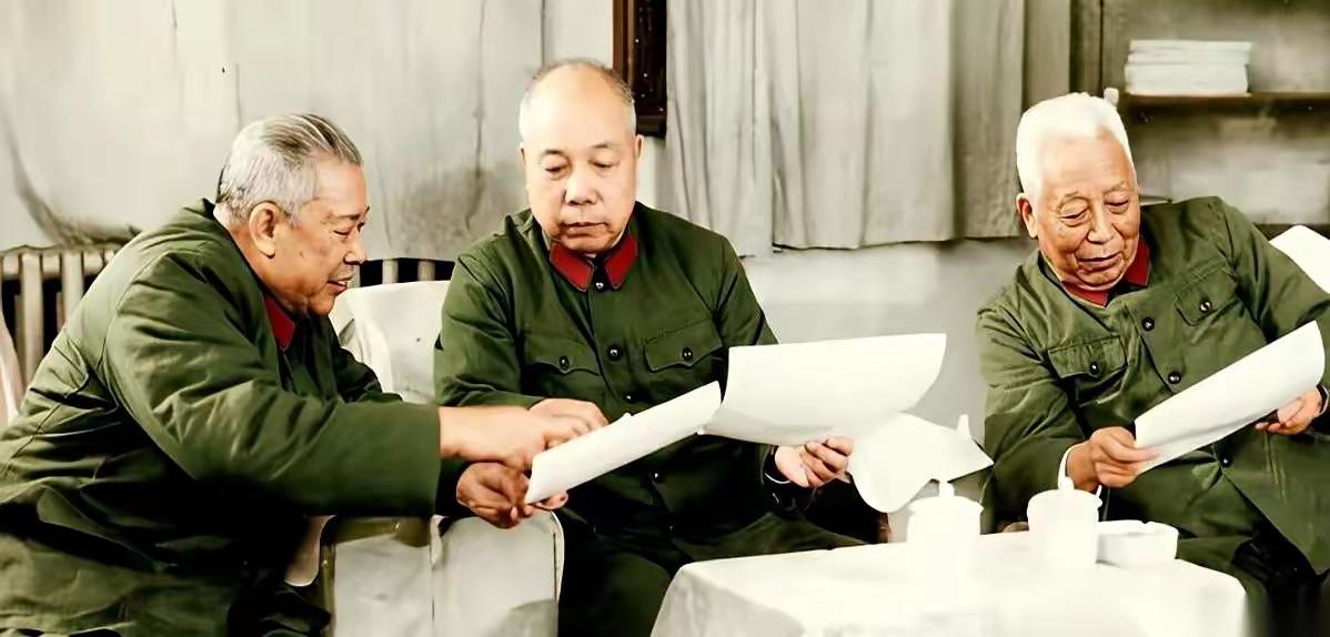 1975年，军事科学院的会议室，门一关，里头静得能听见灰尘落地的声儿。宋时轮院长