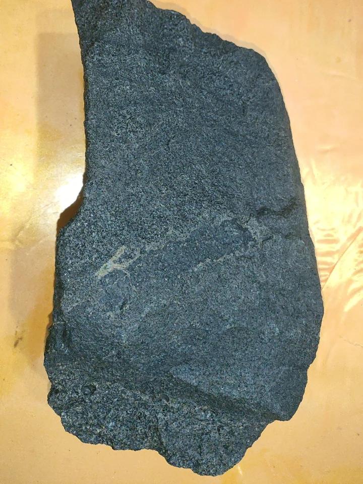 【实物补充】13.5公斤大标本细节：
该标本表面除致密熔壳外，右侧清晰保留两处典