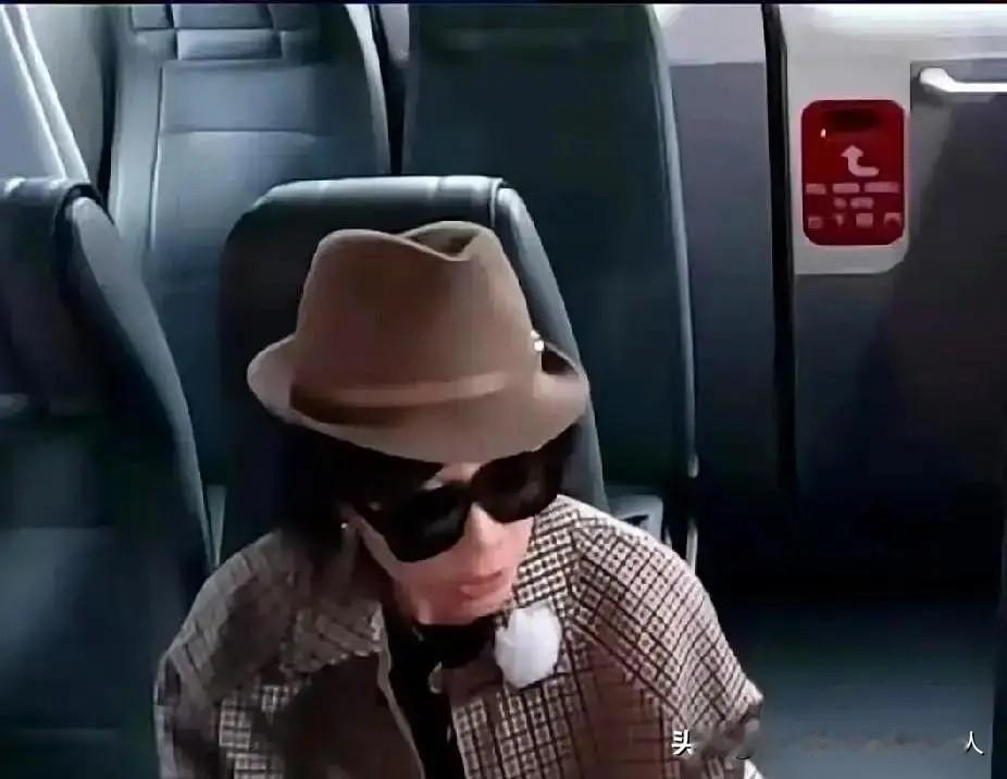 刘嘉玲一句“不知怎么联系”，把体面活脱脱说成了无声的告别。

想当年她认康康做干