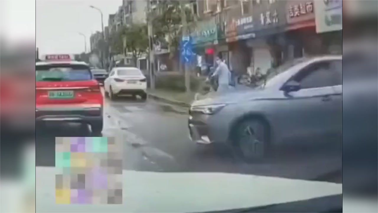 斑马线上推车行人拥有优先通行权机动车负全责