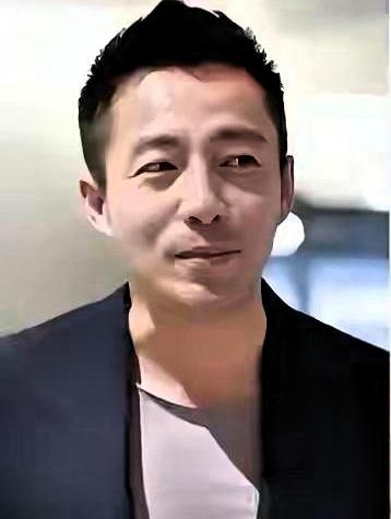 小菲很累了，他想靠着她休息一下，他往筱梅那边慢慢挪了一点。
筱梅马上就不高兴了，