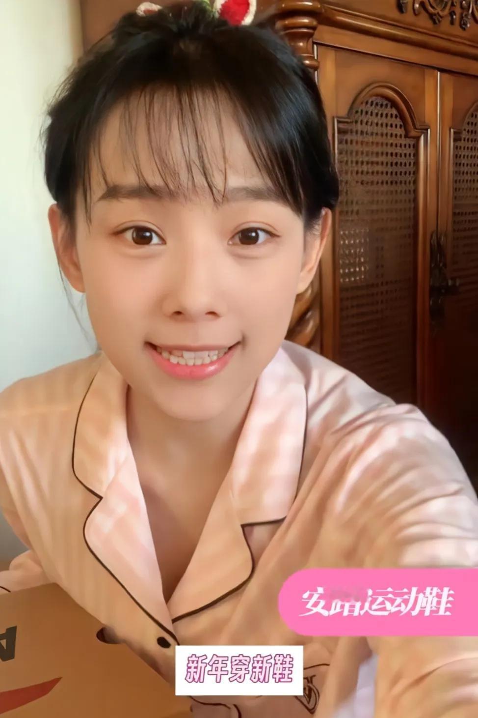 鲁照华这一身睡衣素颜的自拍，是太真实的漂亮了！