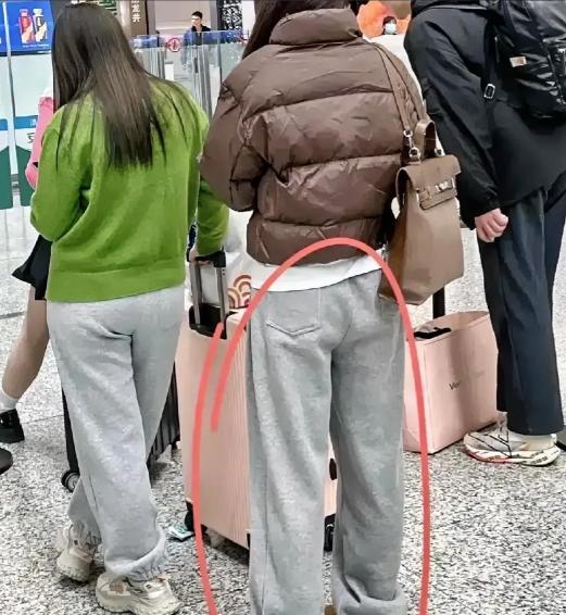 发现了一个奇怪的现象，大家发现了吗？
现在大街上，地铁上的年轻的女人都喜欢穿这种