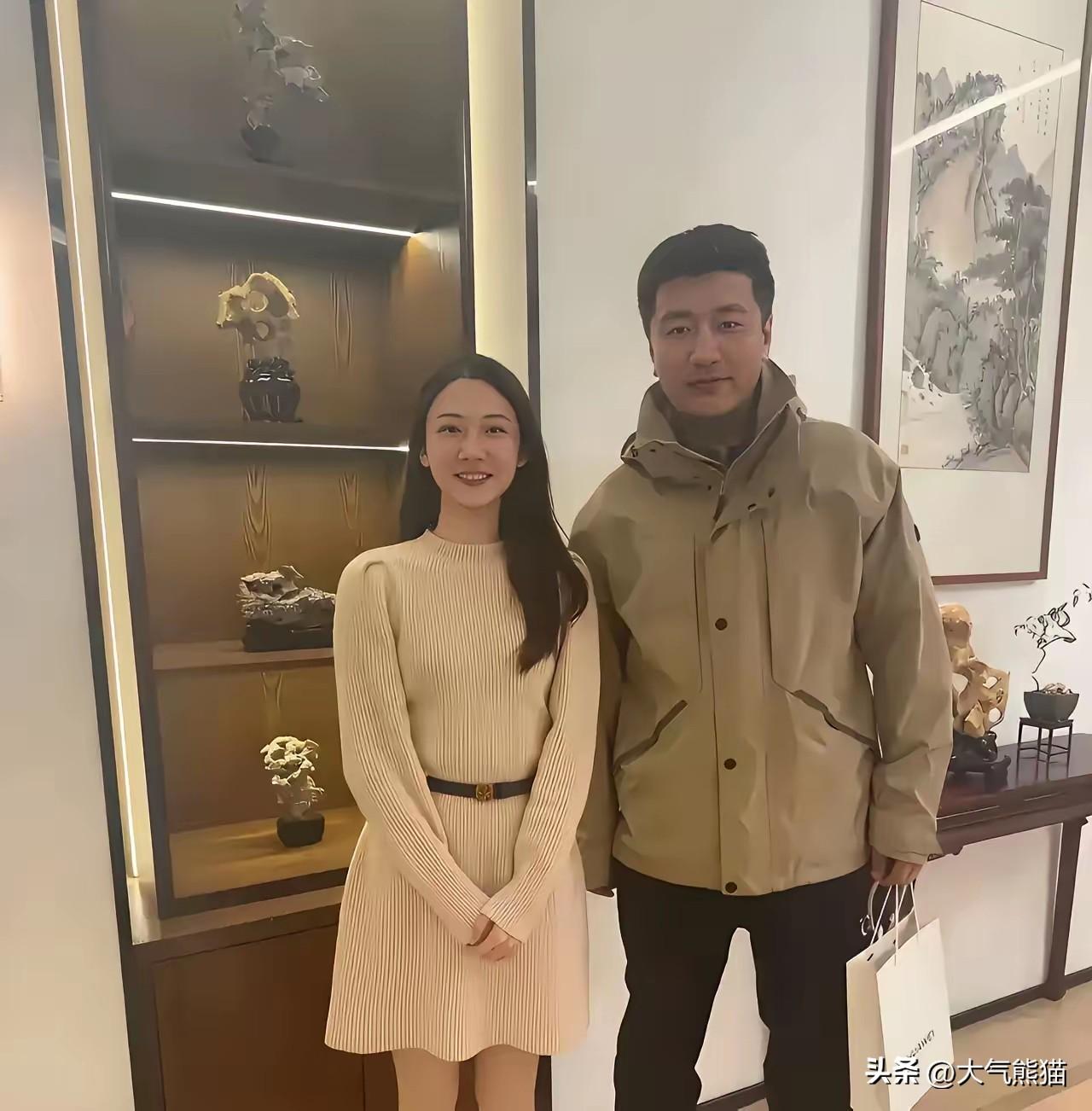 现在最难的应该就是张雪峰妻子李丽婧，今年才35岁，张雪峰的突然离去，让公司和家庭