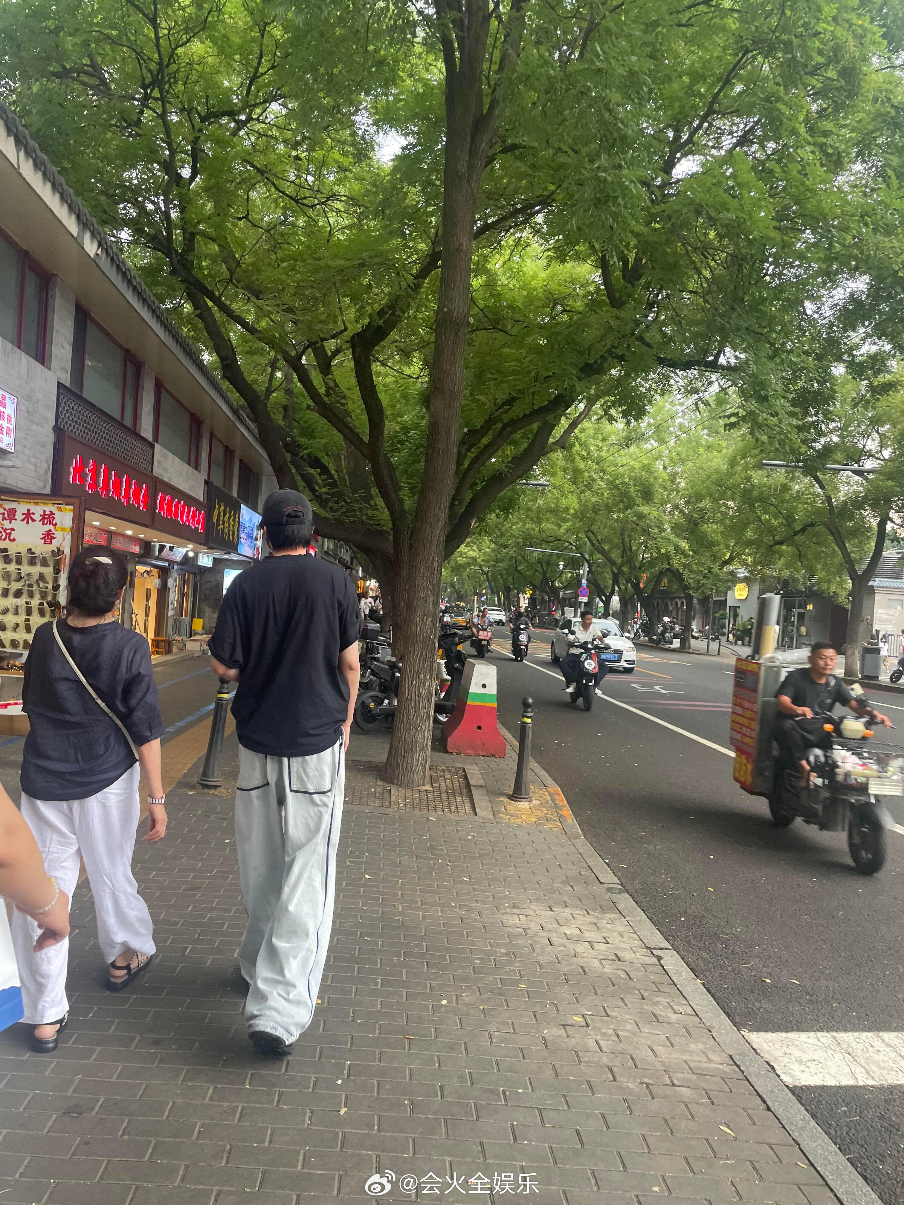 这万中无一的身高，这走姿，是我们宇宁哥没错了网友在南锣鼓巷偶遇刘宇宁北京南锣鼓巷