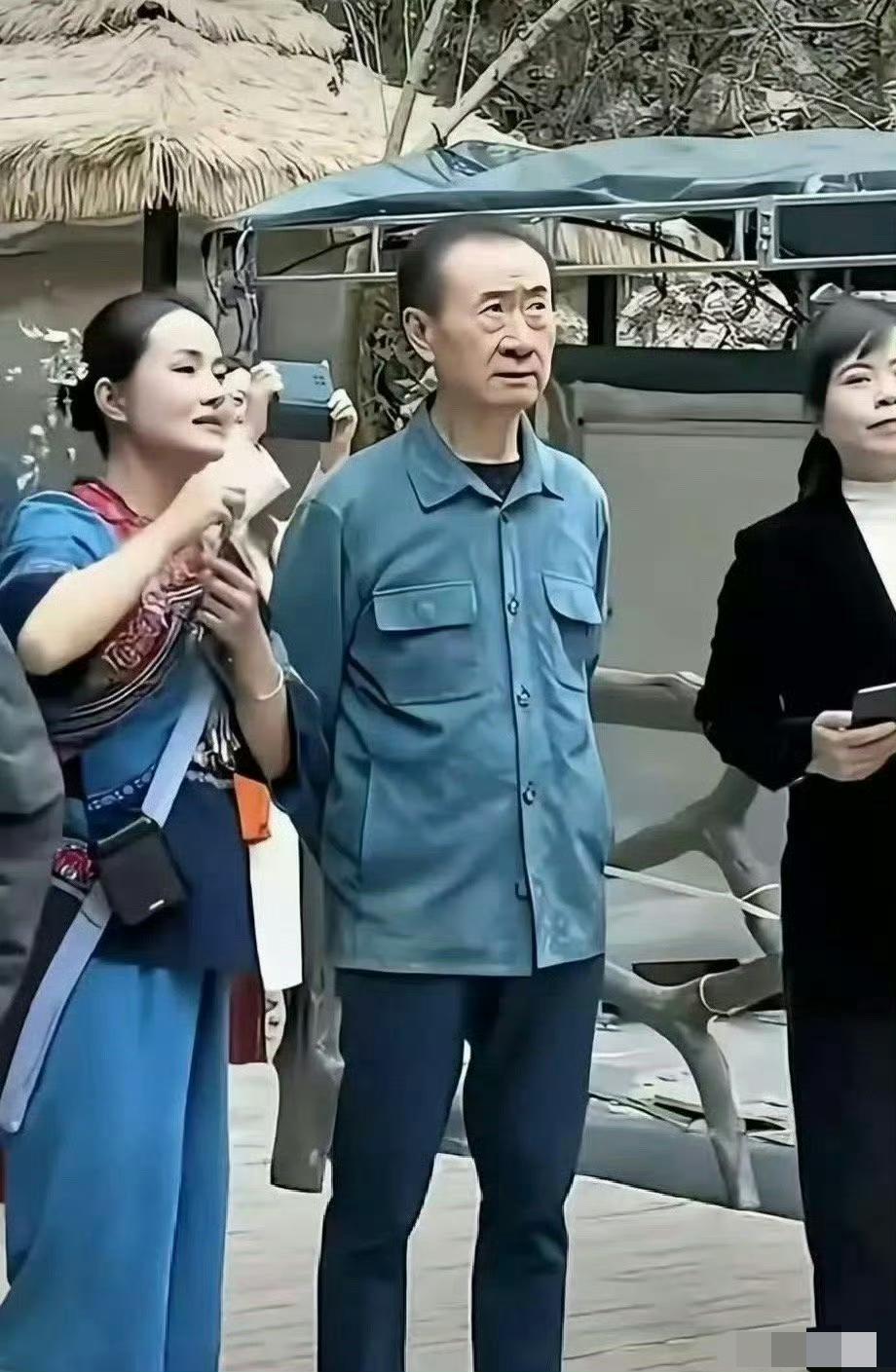 王健林去贵州某地考察，穿的一件疑似中山装的衣服引起网友兴趣，心想不停卖资产还债的