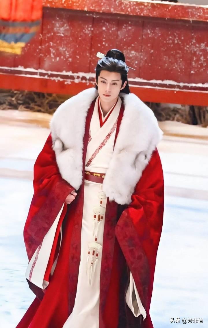 同一身衣服，定妆海报的束发改成披发了，这么看外界的吐槽他们知道啊……
犹记《将门