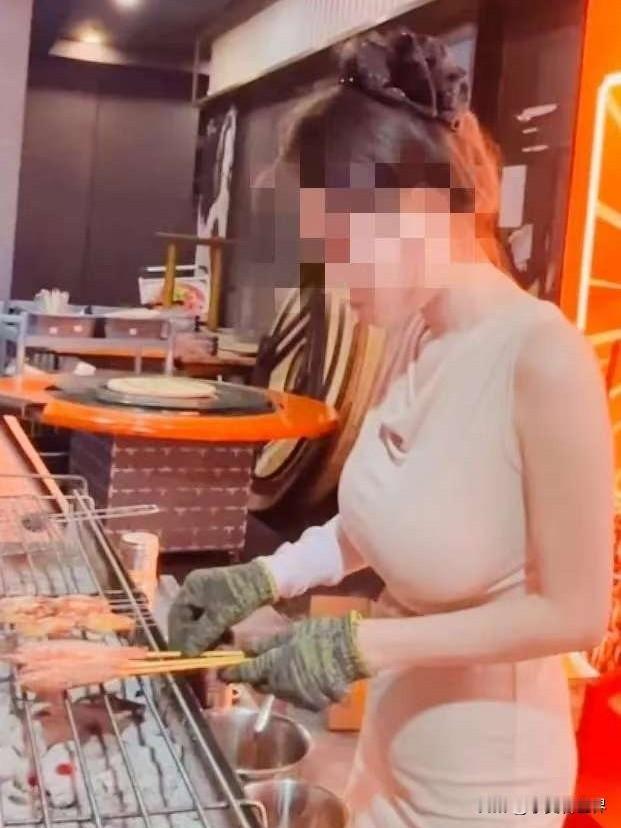 内蒙古，男子去吃烧烤时，发现女老板年轻漂亮，身材火辣，且独自一人看店，忍不住就扑