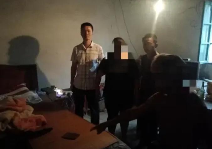 湖北黄冈，70岁大爷“人老心不老”，花200块约失足女来家里滚床单，结果体力不支