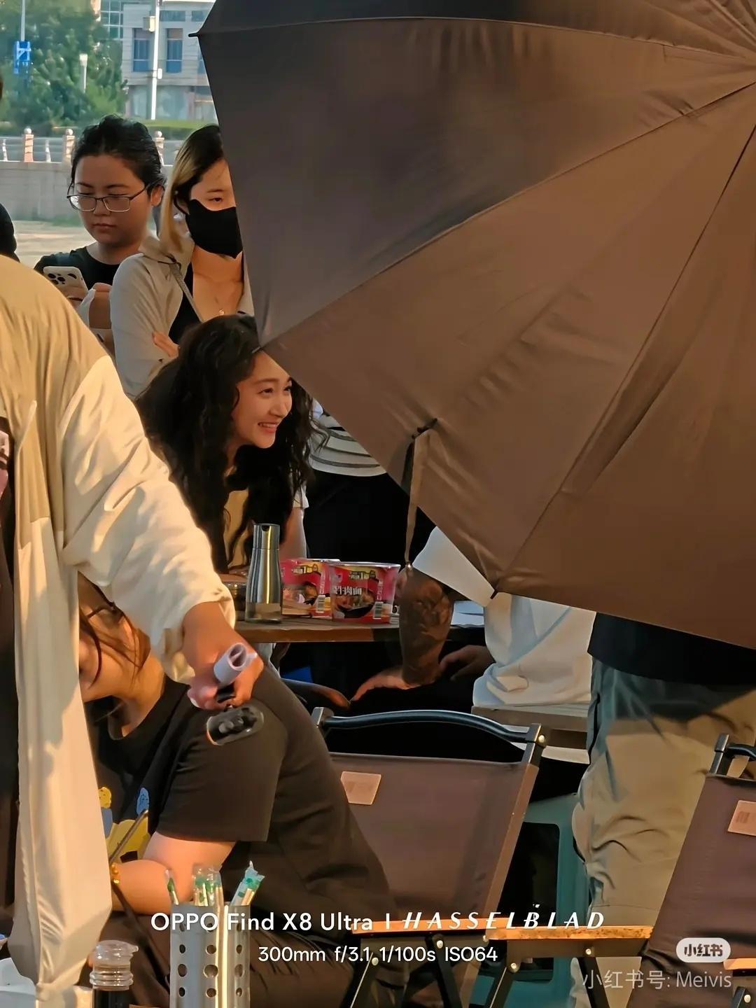 路人镜头下的关晓彤，纯生图看看状态怎么样 ​​​