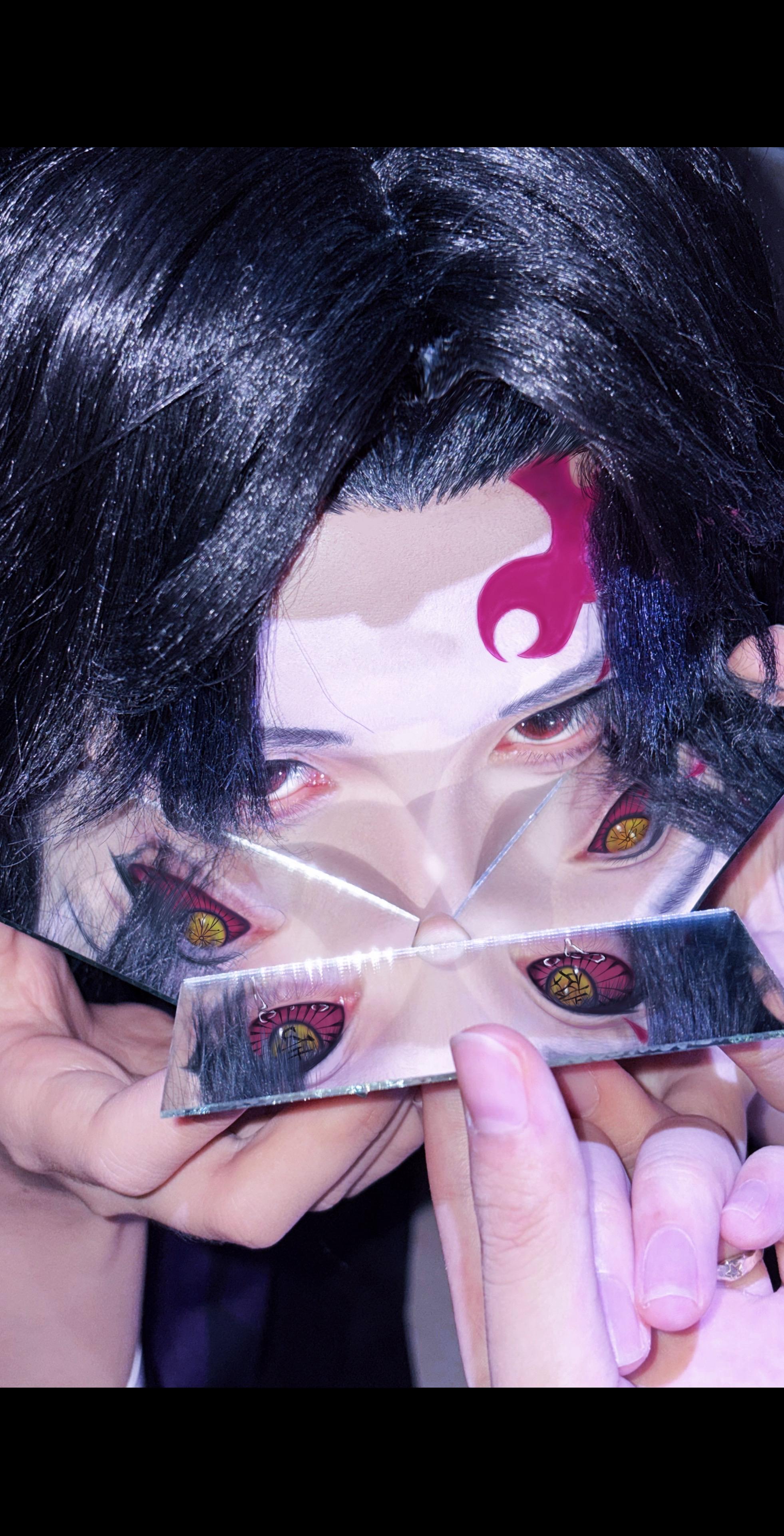 月光卻灑滿他的眼眶。