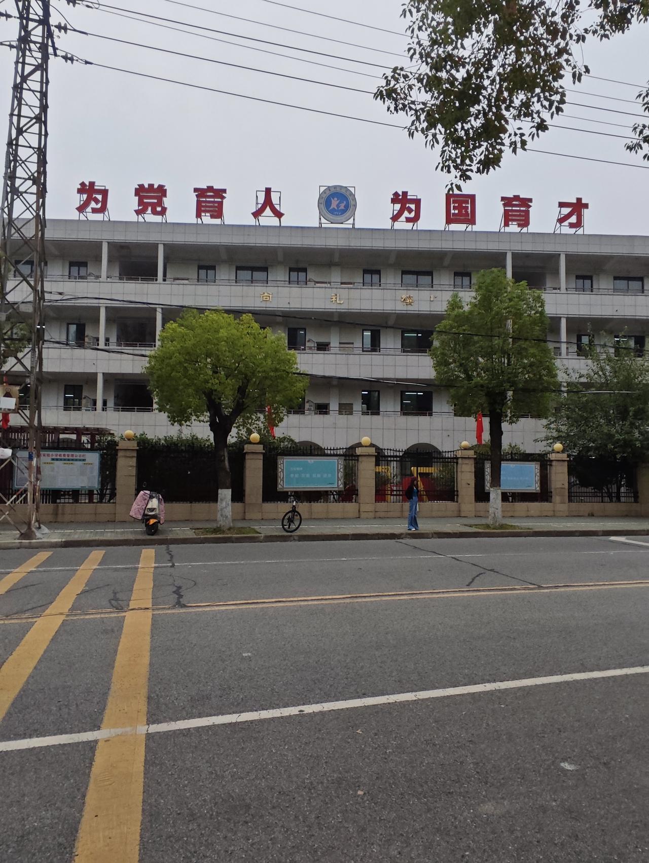 临退休前几个月聘上正高4级，对比副高5级退休，每月能多拿多少钱？
湖北襄阳教师中