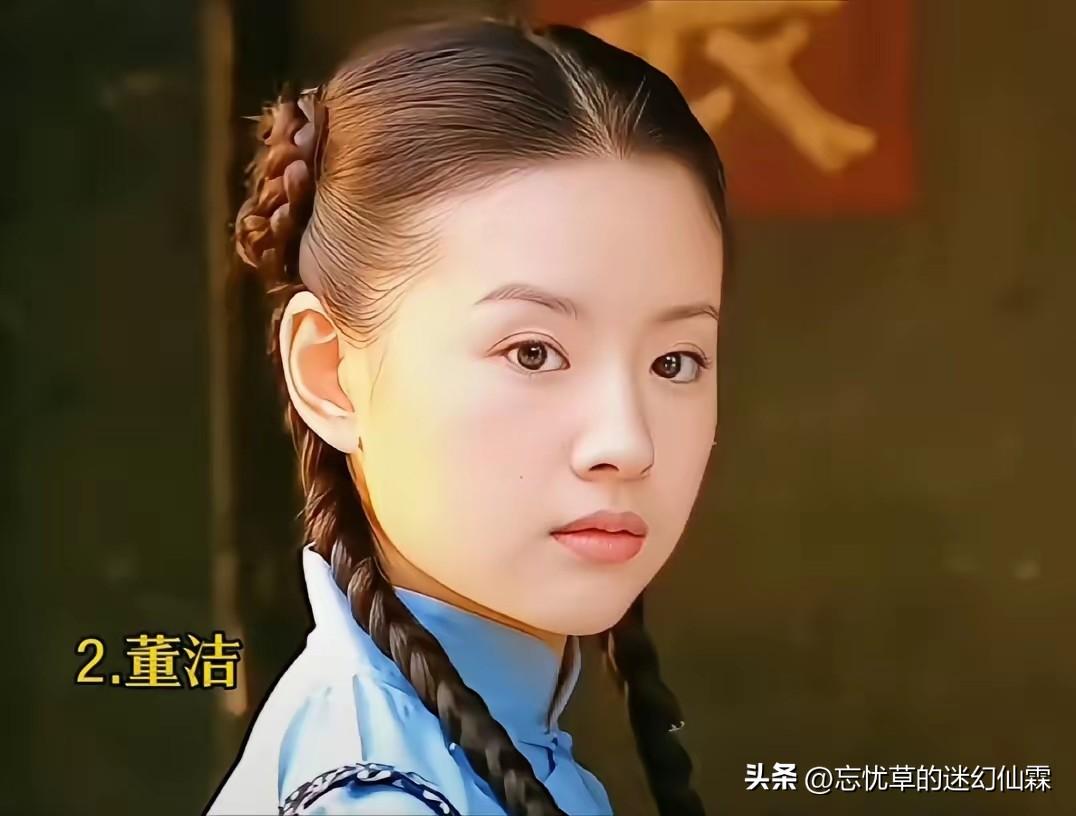 人靠衣装，真的是三分长相七分打扮啊！
同穿民国蓝色学生装，董洁、蒋勤勤、林心如、