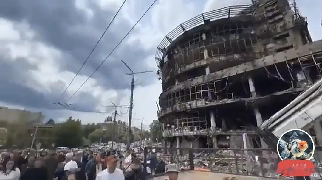 多国外交使团负责人和代表，参观基辅被袭击现场！建筑受损严重，有些甚至倒塌，现场一