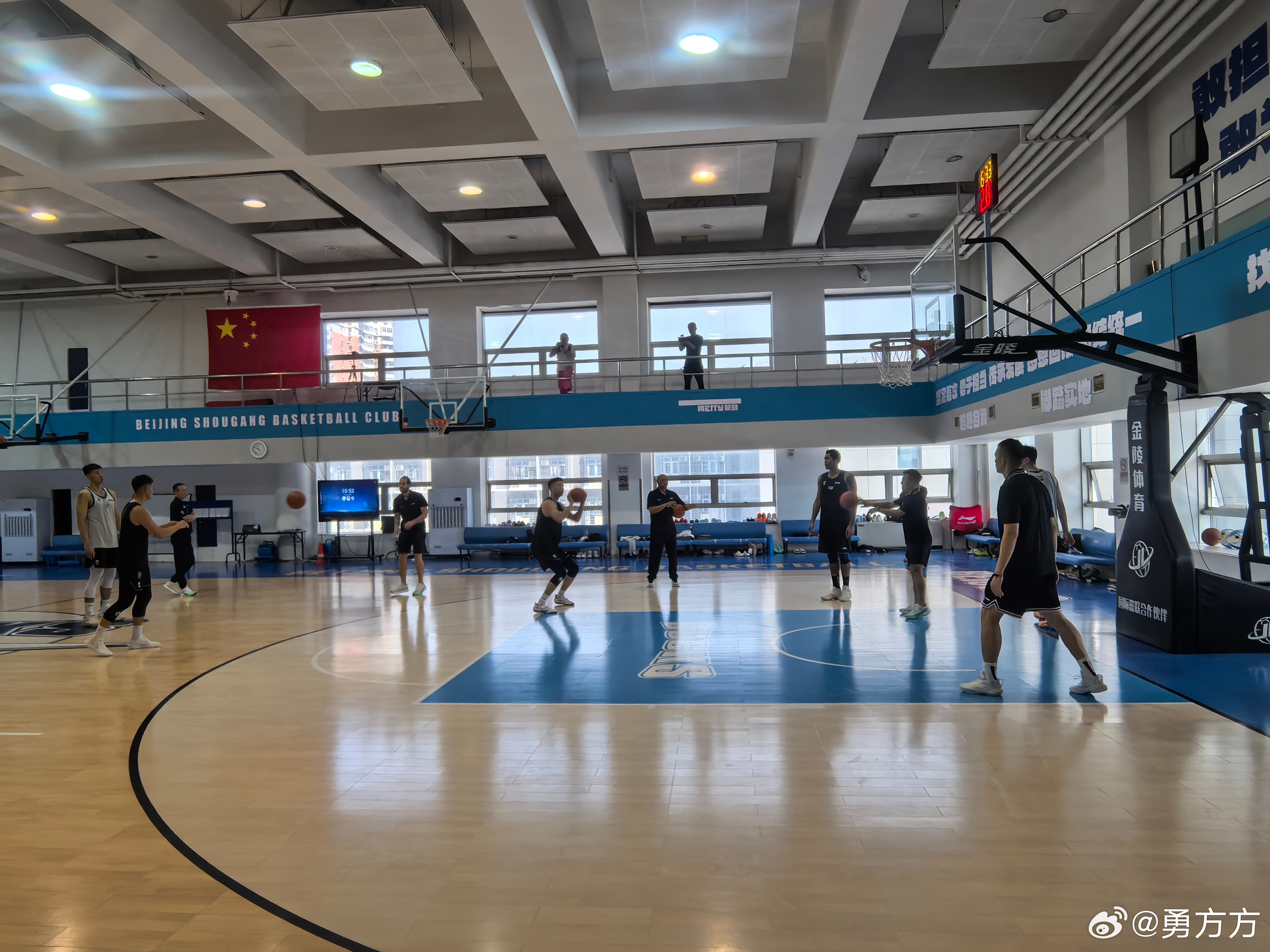 北京首钢希腊助教的名字叫康斯坦蒂诺斯·马马利斯，简称kostas，确实是“斯”字