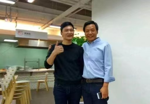 就很魔幻，小米前总监冯某大瓜：居然是小米食堂切菜工、因旷工被开除。 如今骗人都这