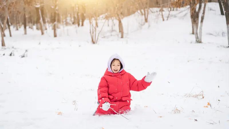 我家孩子玩雪那叫一个花样百出。一到下雪天，他就像脱缰的野马冲进雪地里。先是兴奋地