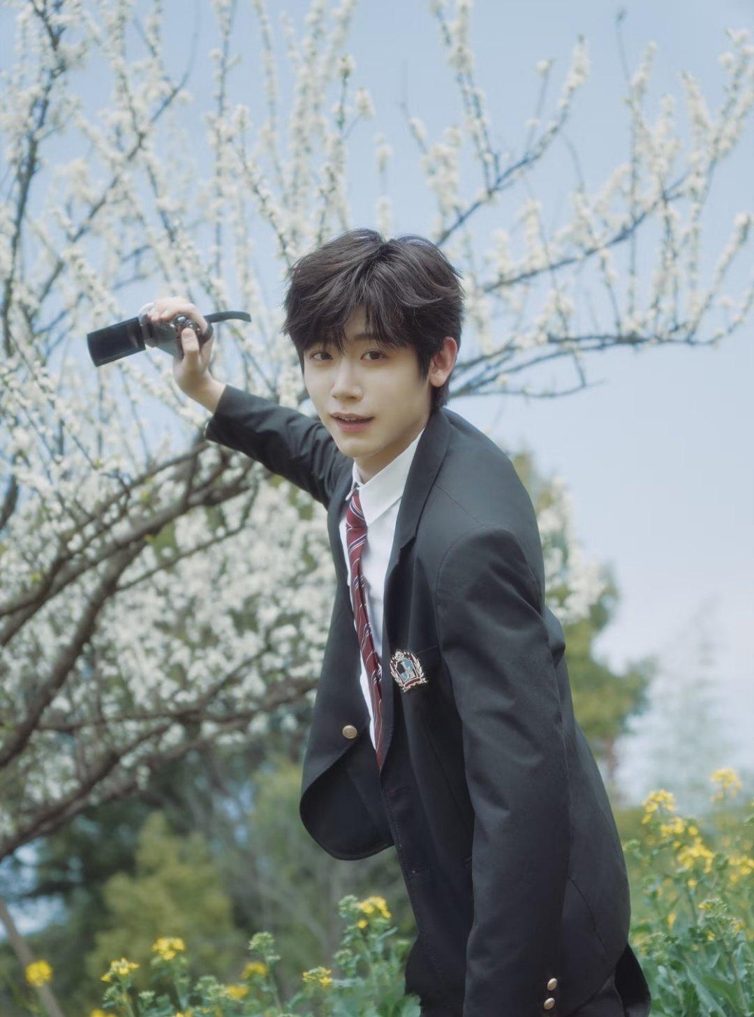 曝李卿恋爱刘大锤昨天预告的《逐玉》男方恋情是李卿，演员不是爱豆，谈恋爱也没啥吧 