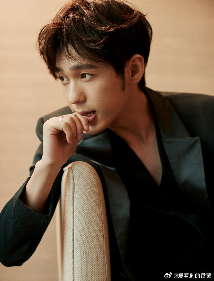 #白宇哭戏##白宇[超话]# 白宇“嘴痛手指痛”拍照法你们说这些照片是哪里痛？嘴