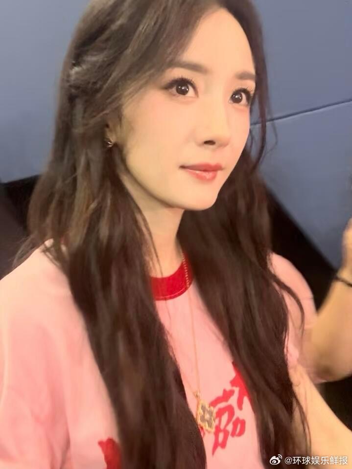 杨幂的长相很符合名字 杨幂把“幂”字赋予了独有的美感，温柔又有女人味，像小猫一样