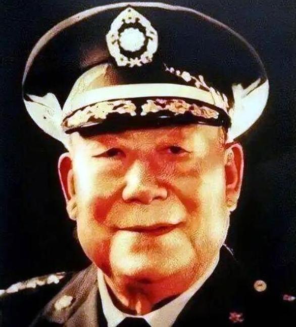 1949年5月25日深夜，青岛港码头汽笛长鸣。刘安祺登船前最后一眼，不是看军舰，
