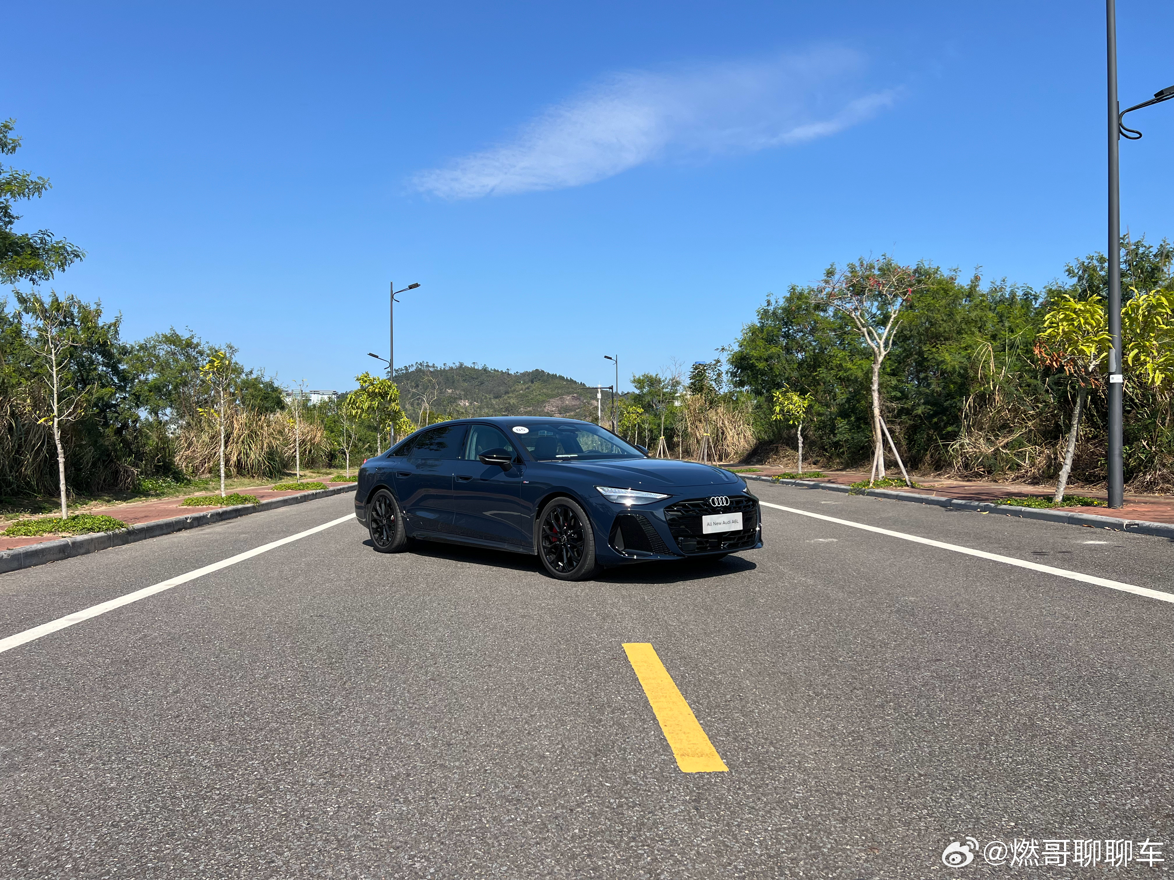 特别喜欢在新国展参加活动，距离一个红绿灯，先领个证件，晚上准备溜达去参加发布会。