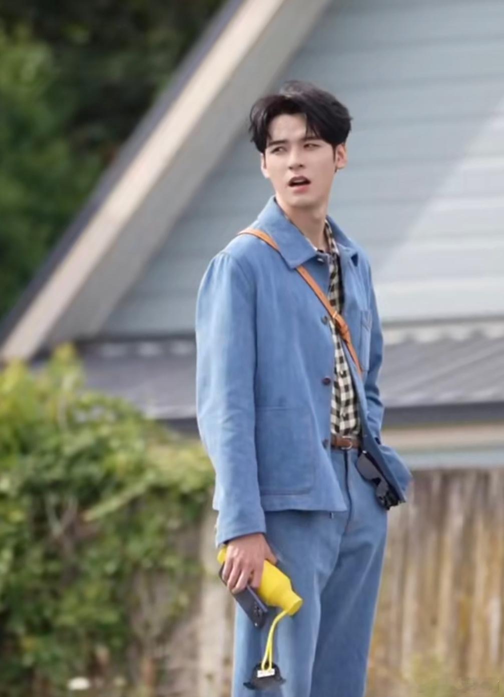 龚俊这套蓝色牛仔造型，完全是男大来的，青春活力四射！ 