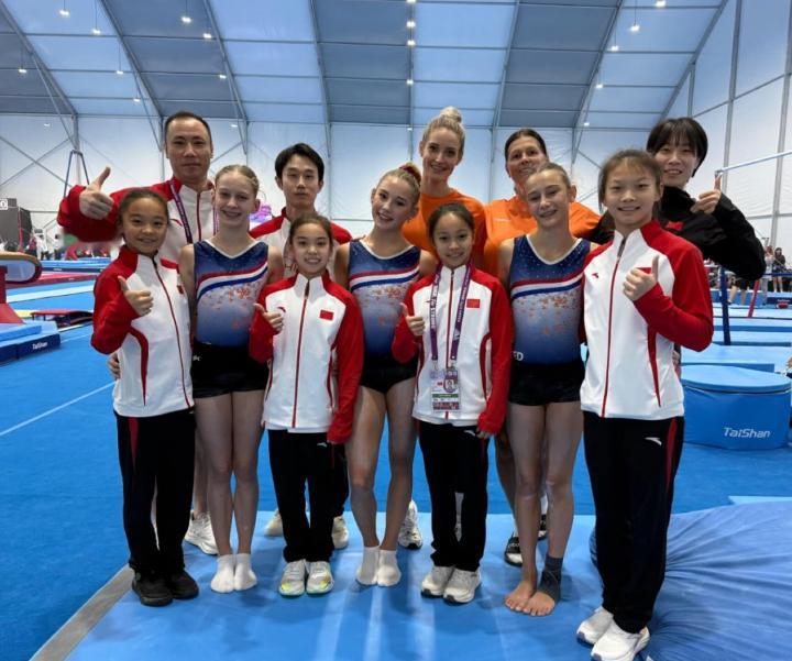 世青赛中国女队和荷兰女队的合影