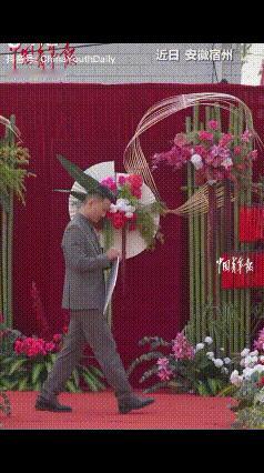 看哭了！一对新人举办婚礼，婚礼开始前，新郎却在一旁忙着准备什么，只见他拿着一张照