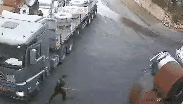 这位运输人员为抢回滚铝卷冒死阻止，最终为公家财物牺牲性命，真的太让人动容了。就像