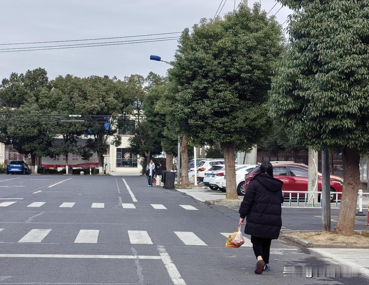 我娘家村上有户人家，生有两个儿子。这家的爸爸以前在供销社工作，家庭条件比较我们村