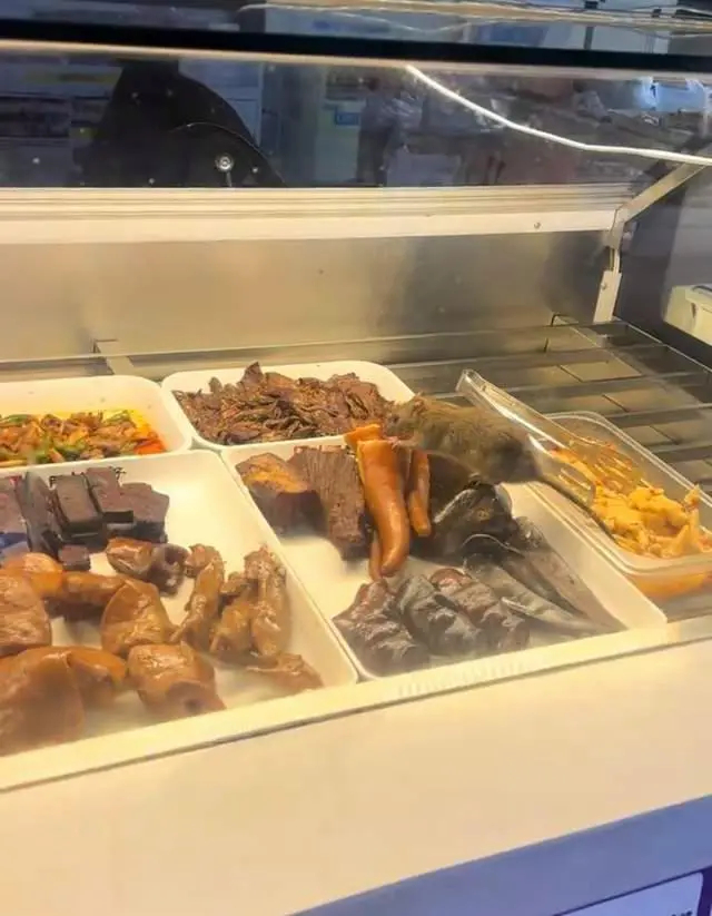 【#老鼠爬进熟食店偷吃卤味被拍下#，#老鼠偷吃卤味的店铺已被查封#】12月4日，