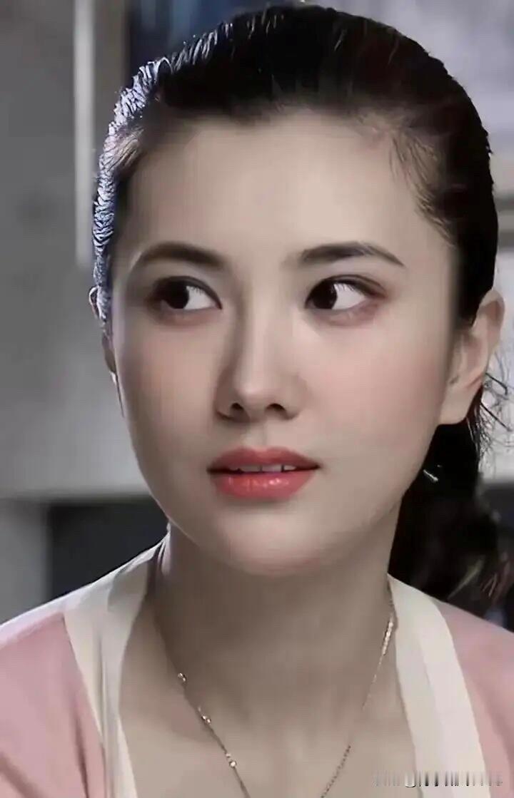 她好美呀，一双水灵灵的眼睛，特别的好看，是东方美女的标准，长得比景甜还美，比王楚