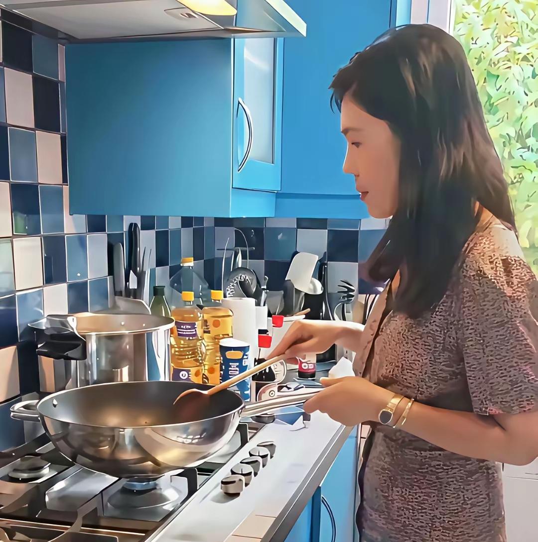 苏芒自从嫁了个法国老公，好像变得贤惠了？她经常下厨做中餐给老公一家的15个人吃，