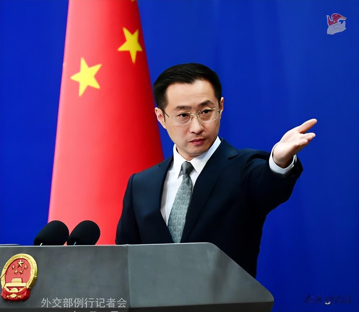 美方整天把“对等”挂在嘴上，拿这个理由打压在美合法工作的新华社记者。且中国记者申