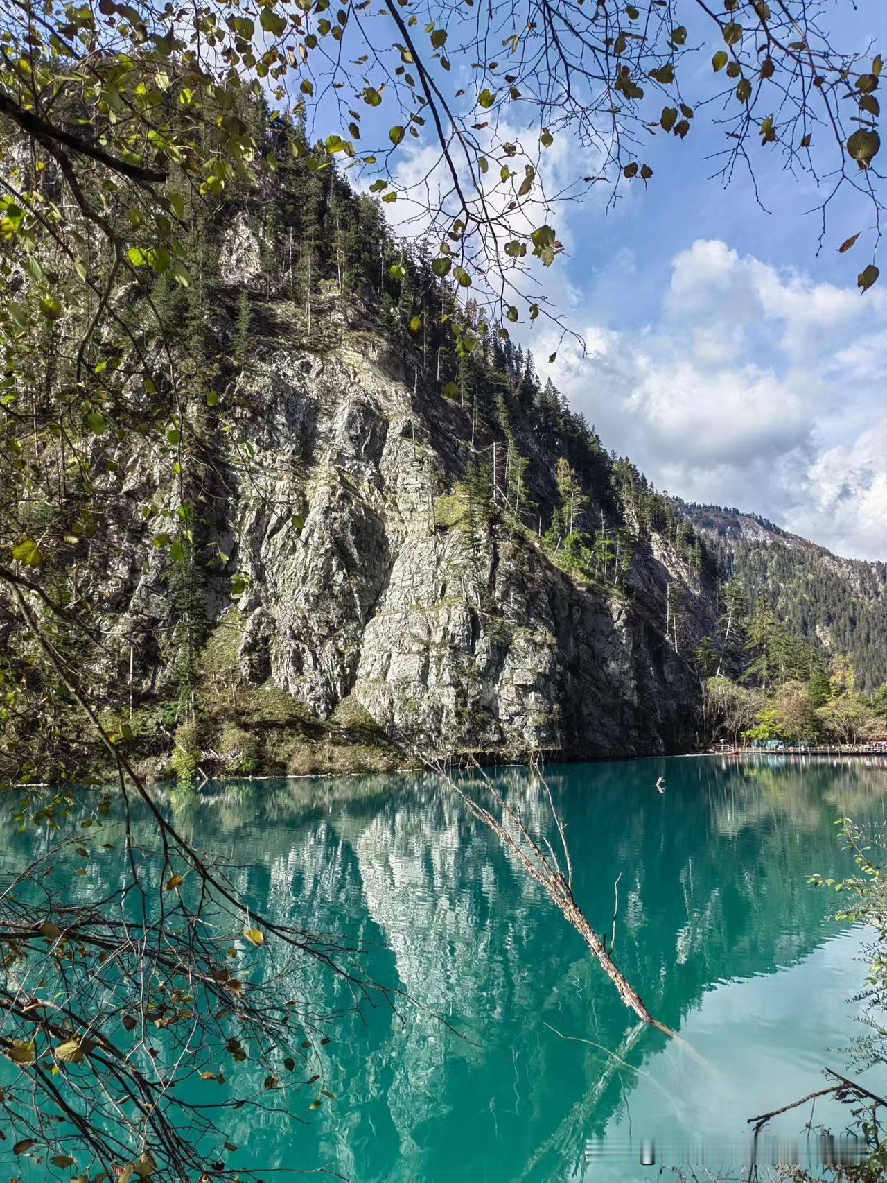 湖光山色间，我寻得一片心灵的净土，宁静而致远。在这片湖泊旁，我仿佛听见了大自然的