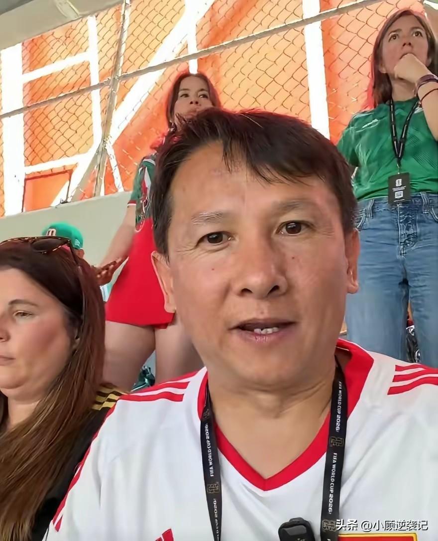 退钱哥的世界杯现场，绝了。

这位大哥带着他的女儿现场观看了世界杯开幕式，激动不