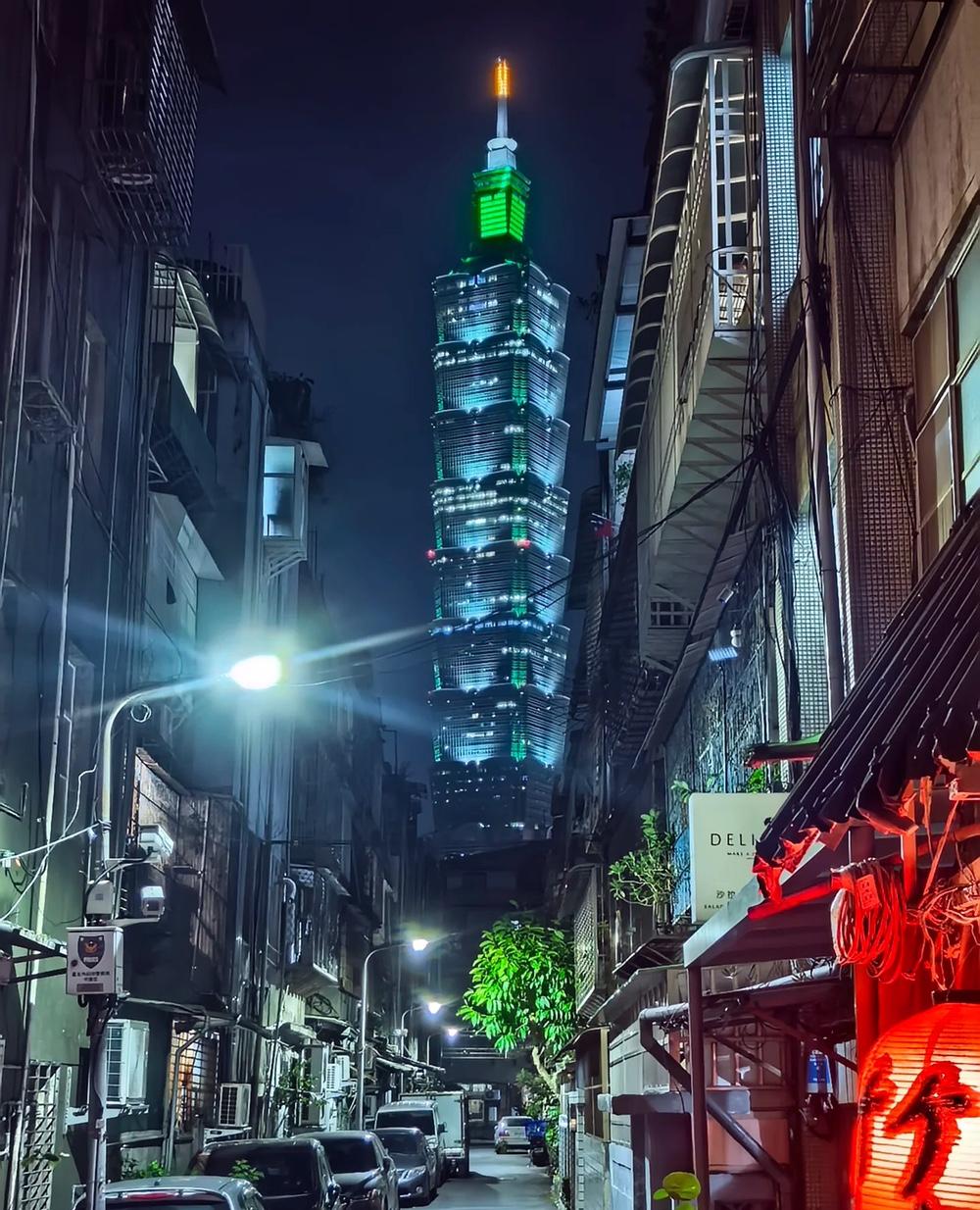 深秋的台北最难忘的就是傍晚之后的街头。与北上广京沪一线城市相比毫不逊色。
夜市的