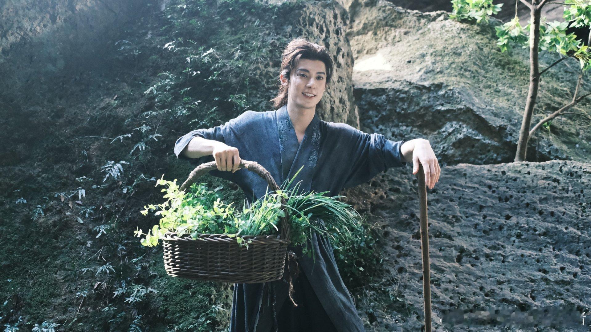 好鲜活的王鹤棣，宋潜机片场随拍[馋嘴][馋嘴] ​​​