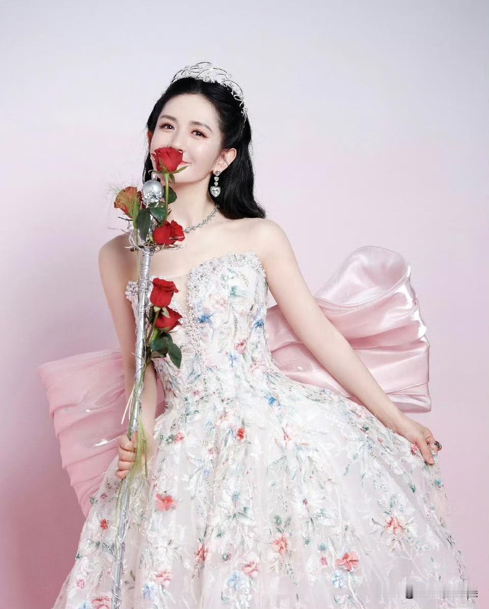 4月15日，谢娜激动不已，连发两条动态，因为她的演唱会门票在今天开售，票价380