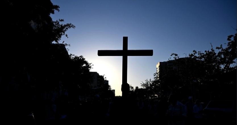 邪教的丑恶行径真是让人发指！神召会被揭50年庇护近200名性侵者，这背后不知藏着