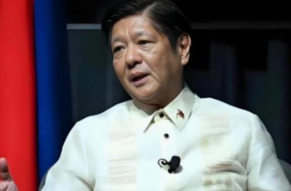 菲律宾曾倒向了美国，新加坡曾倒向了美国，柬埔寨曾倒向了美国，越南也曾在倒向美国的