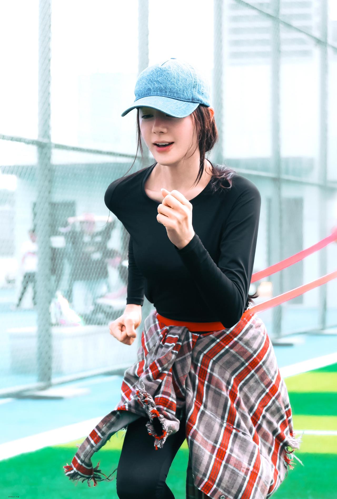 dlrb 热巴开卫士 dlrb 迪丽热巴卫蓝

我今天给你炒菜，你问我为什么不放