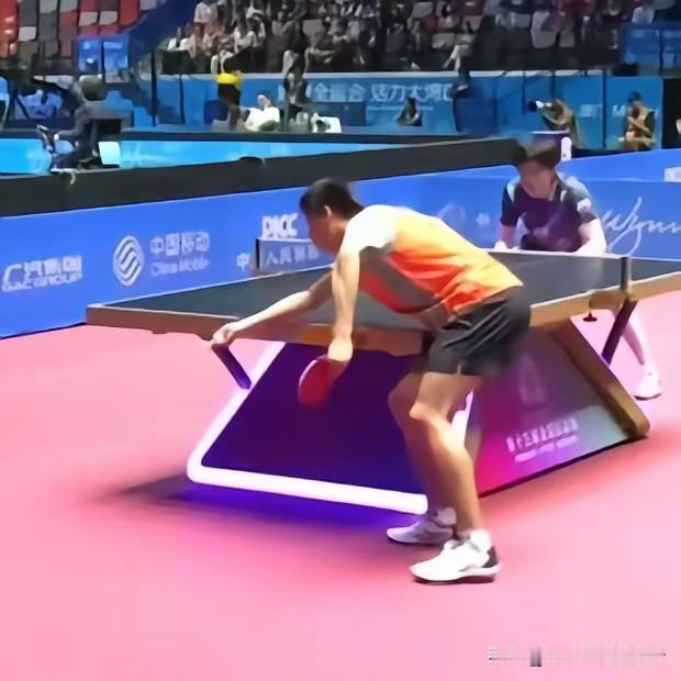 王楚钦应该挑战魏世皓发球遮挡。当然王楚钦的2号球台没有鹰眼和回放。挑战也看不到视