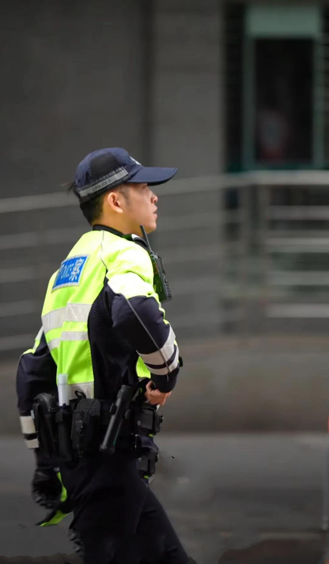 自贡交警陈俊脑后的小辫子亮了！在街头拐弯出执勤的陈俊，脑后惊现了一撮头发，远远望