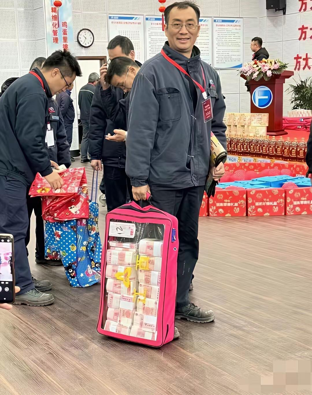 这公司都穷成啥样了，好点的袋子也不准备一个，半道上漏了怎么办，不知道能回到家不[