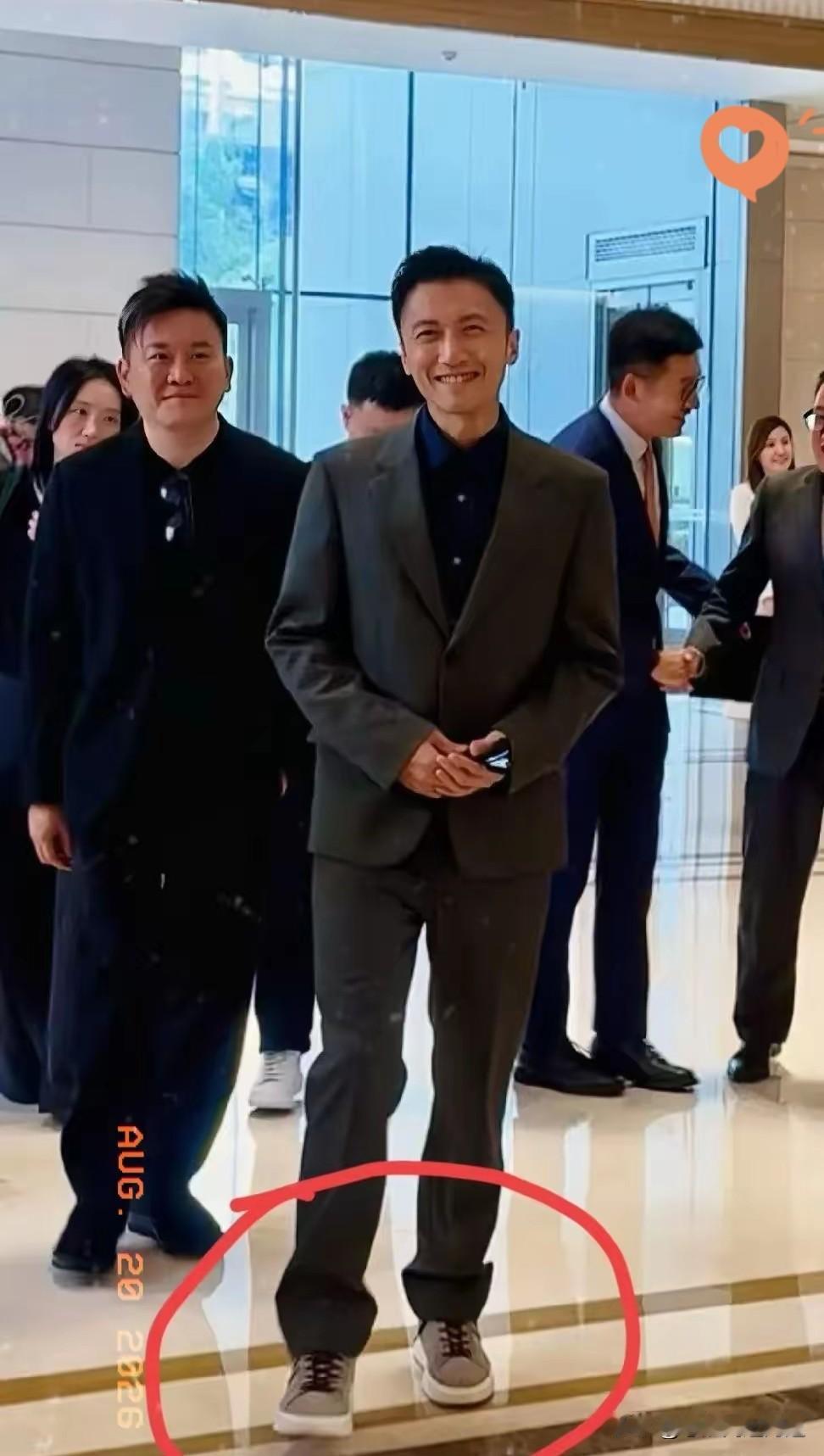 我能接受谢霆锋45岁了
也能接受他和王菲的恋情了
但是我真的无法接受，作为大众男